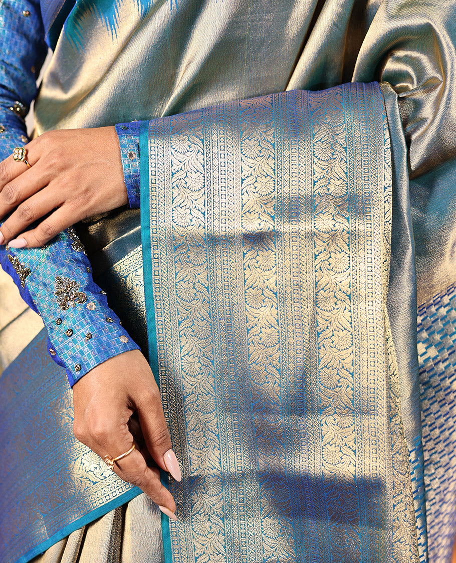 Scintillating Blue Vasundhara Lite-Silk Mix Saree, Gleamed Up with Zari on Its Body, Highlighted by Thazampoo Rekku Border of Neli, Paisa, Cross Kamalam, and Kodi Visiry Designs, a Grand Geometric-Patterned Pallu, and Paired with a Matching Blouse