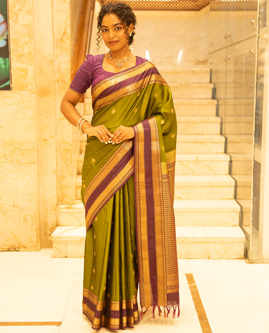 Mehendi Green-Magenta Vasundhara Lite Silk Mix Saree, Enriched with Zari Buttas, Complemented by Contrast Rettai Pettu Border of Salangai, Vanki, Mayil Kann, and Star Vanki Designs, Intricately Designed Pallu, and Paired with a Contrast Blouse