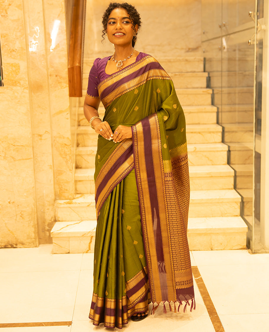 Mehendi Green-Magenta Vasundhara Lite Silk Mix Saree, Enriched with Zari Buttas, Complemented by Contrast Rettai Pettu Border of Salangai, Vanki, Mayil Kann, and Star Vanki Designs, Intricately Designed Pallu, and Paired with a Contrast Blouse