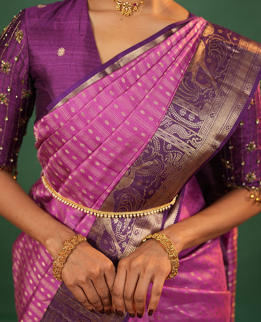 Onion Pink Vasundhara Silk Saree Delicately Woven with Varai Oosai and Rudraksham Buttas, Captivating Contrast Kuthirai Motifs Zari Woven Border, Intricately Designed Pallu, and Paired with a Contrast Blouse