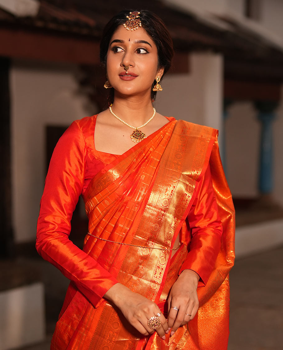 Dazzling Zari Butta Enclosed in a Checked Silk Saree, Zari Border of Kuthirai and Chakram Designs, and Intricately Zari-Woven Pallu