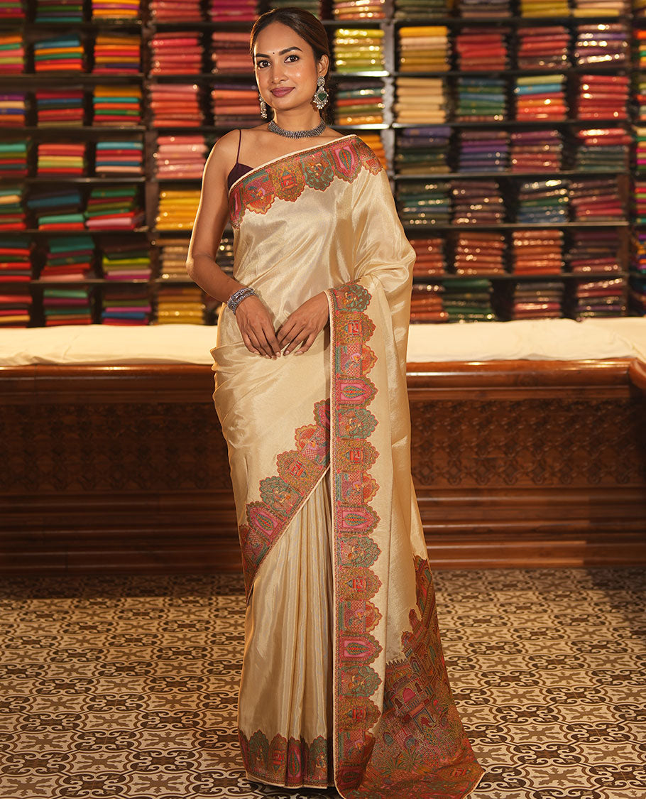 Cream Plain Dola Silk Saree, Complemented by Captivating Contrast Border of Meenakari-style Mughal Human Figurines, Pallu Artfully Pictures Mughal Human Figurines, and Paired with a Matching Blouse