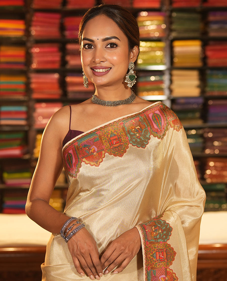 Cream Plain Dola Silk Saree, Complemented by Captivating Contrast Border of Meenakari-style Mughal Human Figurines, Pallu Artfully Pictures Mughal Human Figurines, and Paired with a Matching Blouse