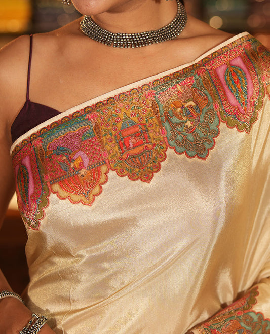 Cream Plain Dola Silk Saree, Complemented by Captivating Contrast Border of Meenakari-style Mughal Human Figurines, Pallu Artfully Pictures Mughal Human Figurines, and Paired with a Matching Blouse