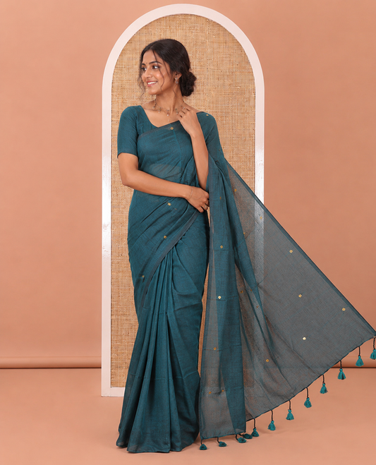 Borderless Peacock Green Mul Cotton  Saree, Subtly Sparkled With Big Sequins Work On Its Body, a Self-Pallu and Paired with a Matching Blouse