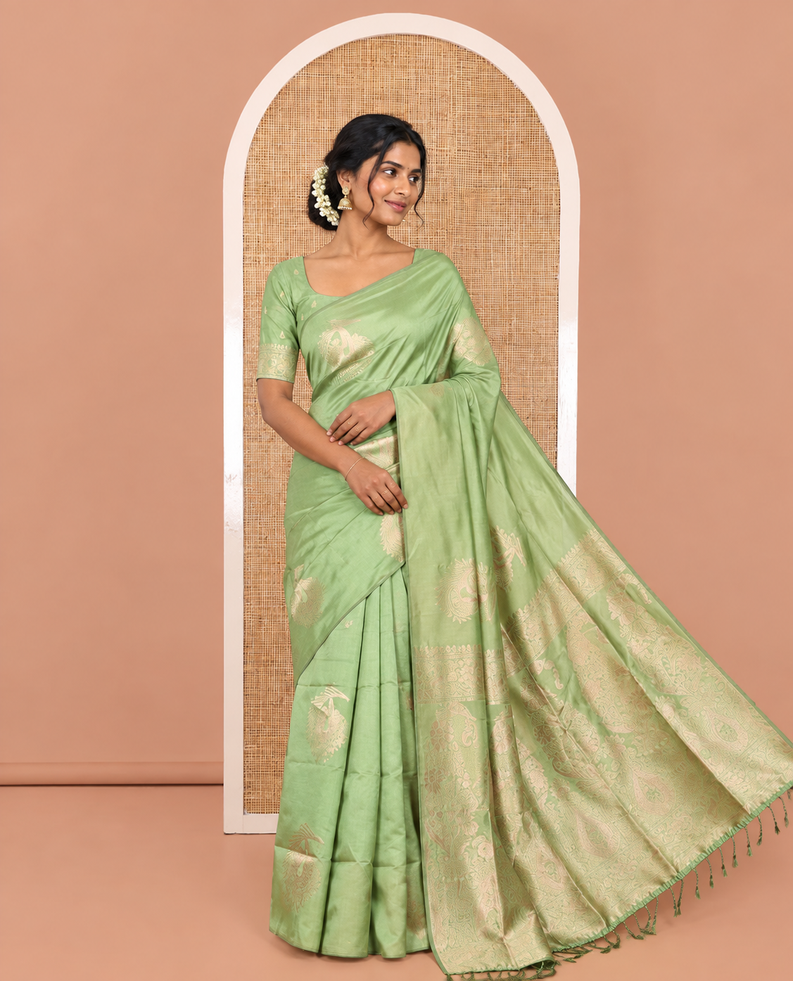 Borderless Olive Green Kanchi Silk Saree, Majestically Detailed with Zari Buttas, Intricate Pallu, and a Matching Blouse