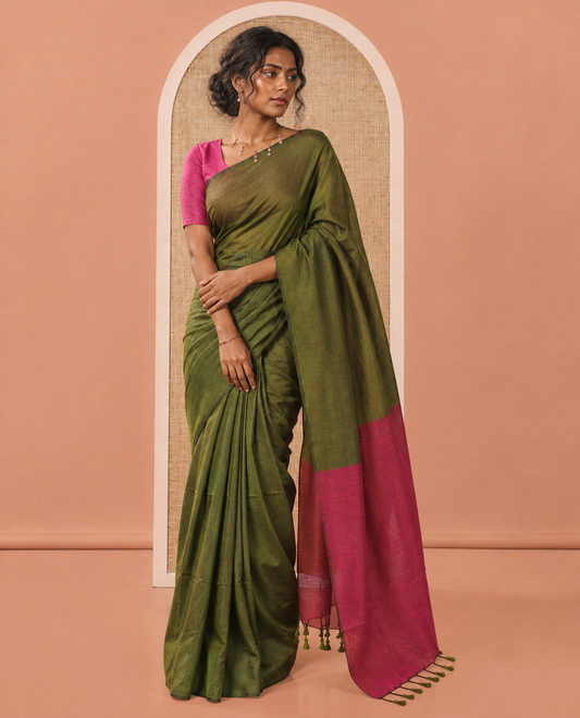 Borderless Green and Red Plain Khadi Mul Cotton Saree, Highlighted by Captivating Contrast Colored Pallu, and Paired with a Contrast Blouse