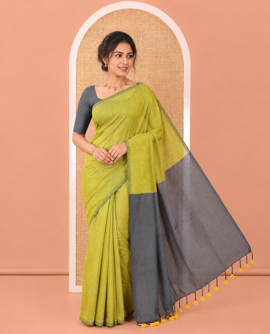 Borderless Leaf Green and Grey Plain Khadi Mul Cotton Saree, Highlighted by Captivating Contrast Colored Pallu, and Paired with a Contrast Blouse