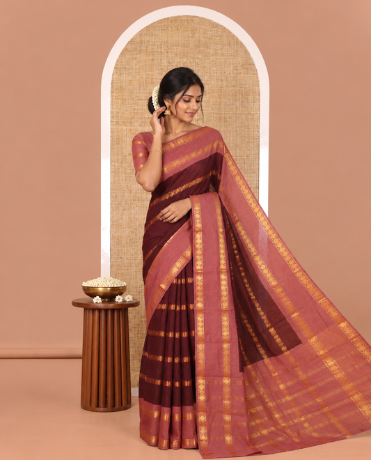 Maroon Sungudi Cotton Saree, Accentuated with Rudraksham and Paisley Buttas on Its Body, Complemented by a Contrast Rettai Pettu Border of Rudraksham and Paisley Designs, Gleaming Zari-Striped Pallu, and Paired with a Contrast Blouse