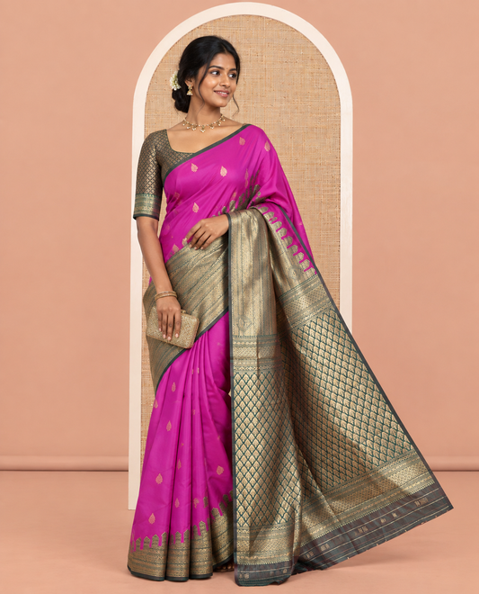 Borderless Magenta Art Kanchi Silk Saree, Adorned with Buttas and Jacquard Design, Jaal Pallu, and a Contrast Blouse