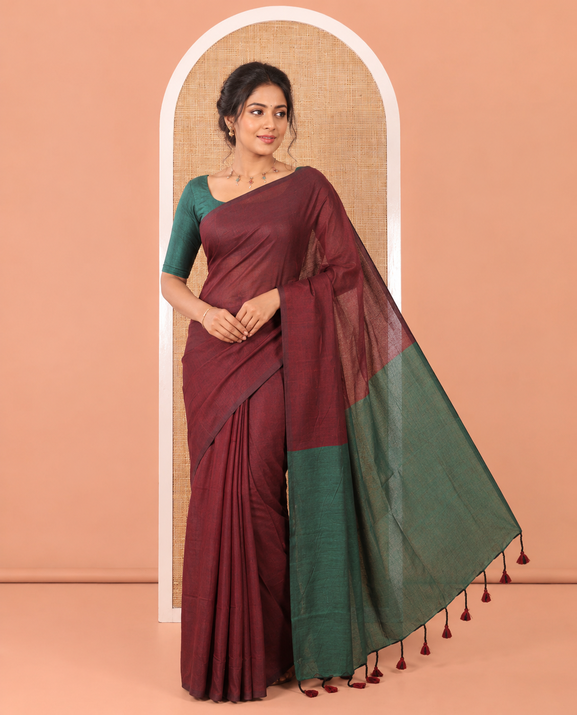 Borderless Maroon and Green Plain Khadi Mul Cotton Saree, Highlighted by Captivating Contrast Colored Pallu, and Paired with a Contrast Blouse