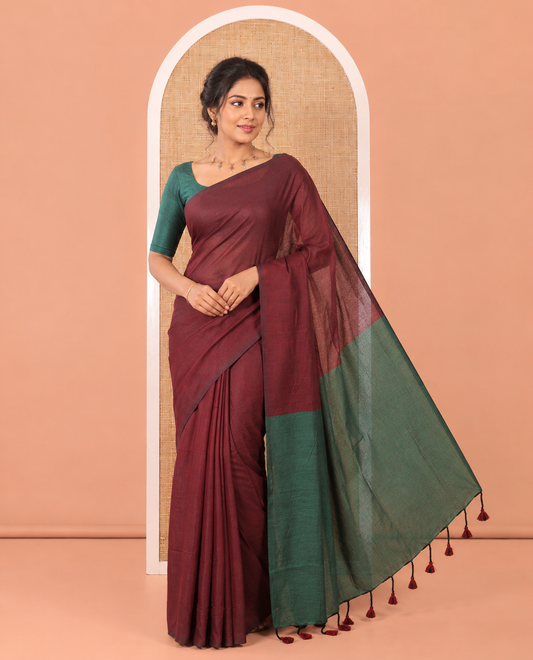 Borderless Maroon and Green Plain Khadi Mul Cotton Saree, Highlighted by Captivating Contrast Colored Pallu, and Paired with a Contrast Blouse